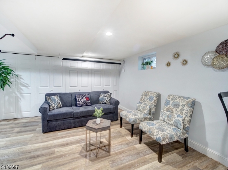 605 Crescent Dr