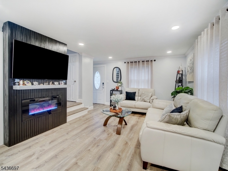 605 Crescent Dr