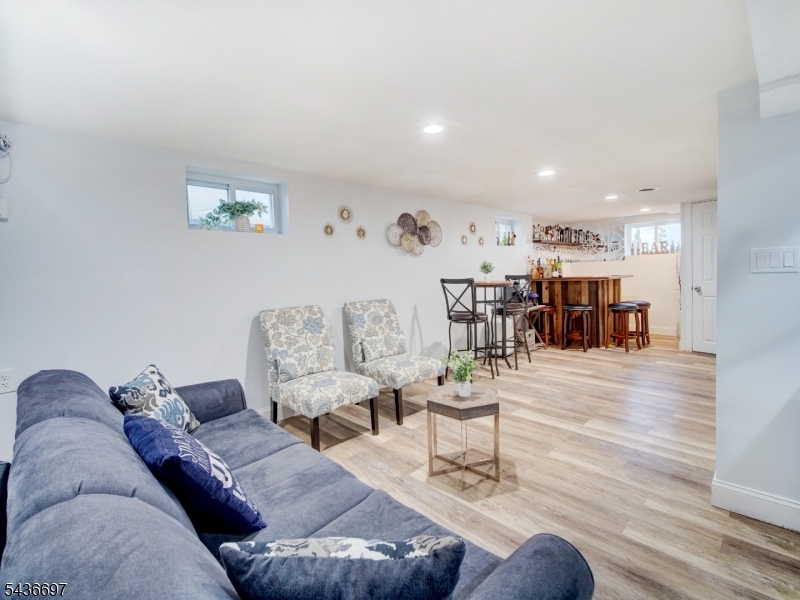 605 Crescent Dr