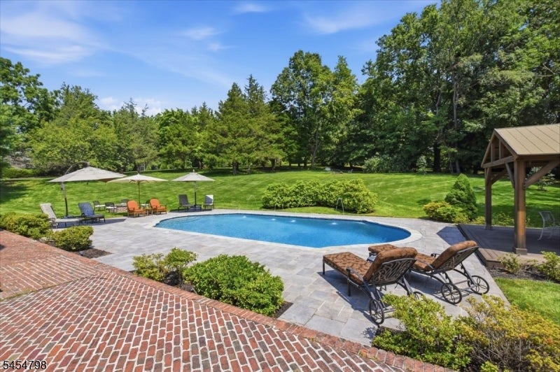 7 Martin Ln