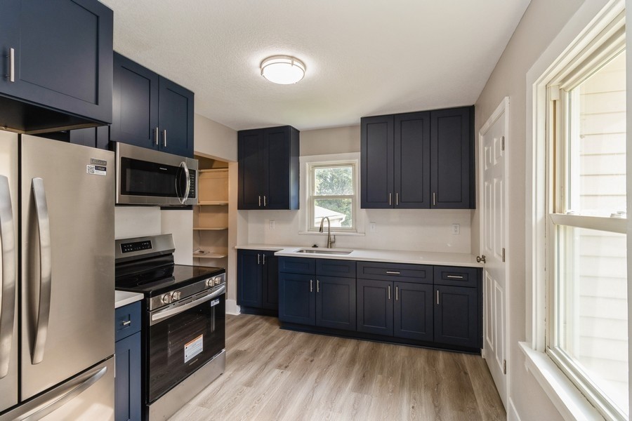 8 E Wall Avenue