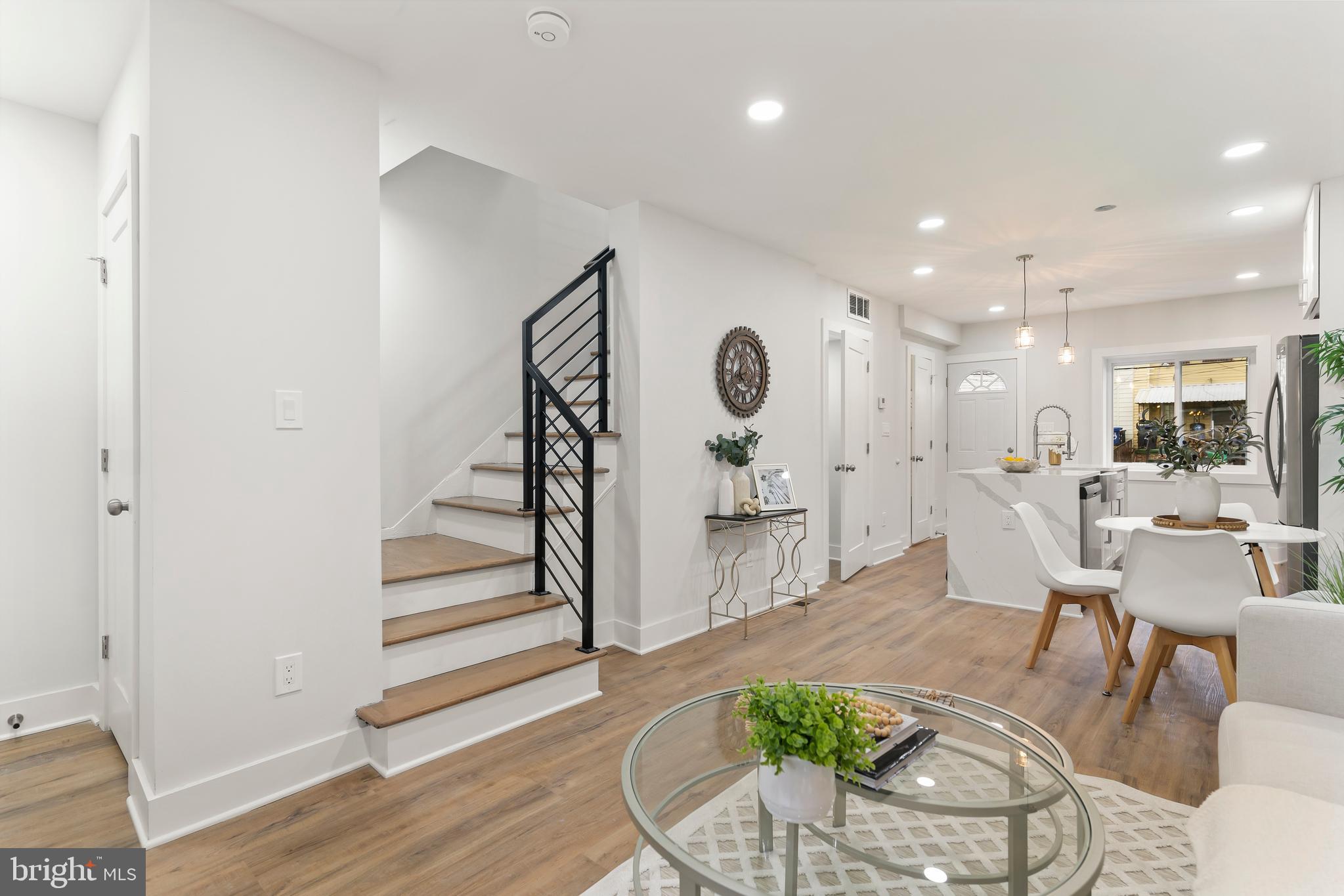 319 34th Pl NE