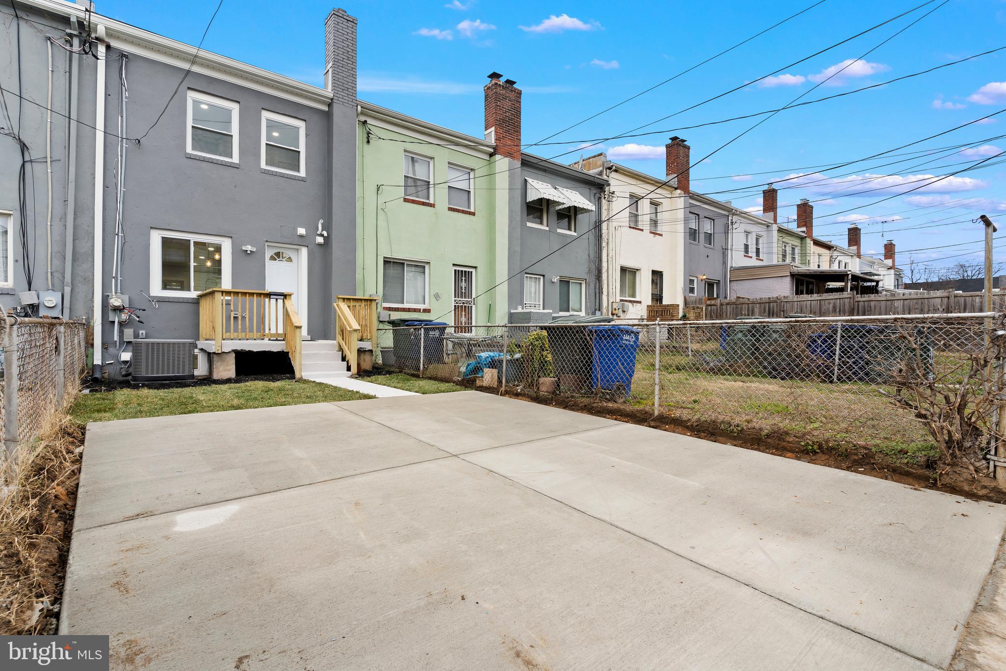 319 34th Pl NE