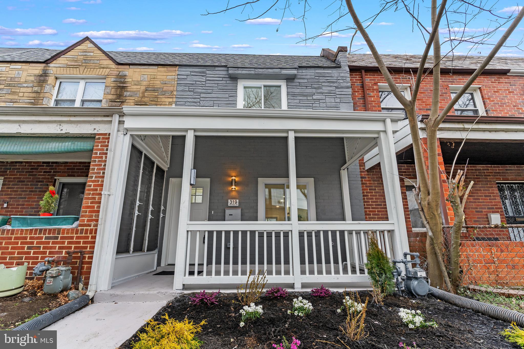 319 34th Pl NE