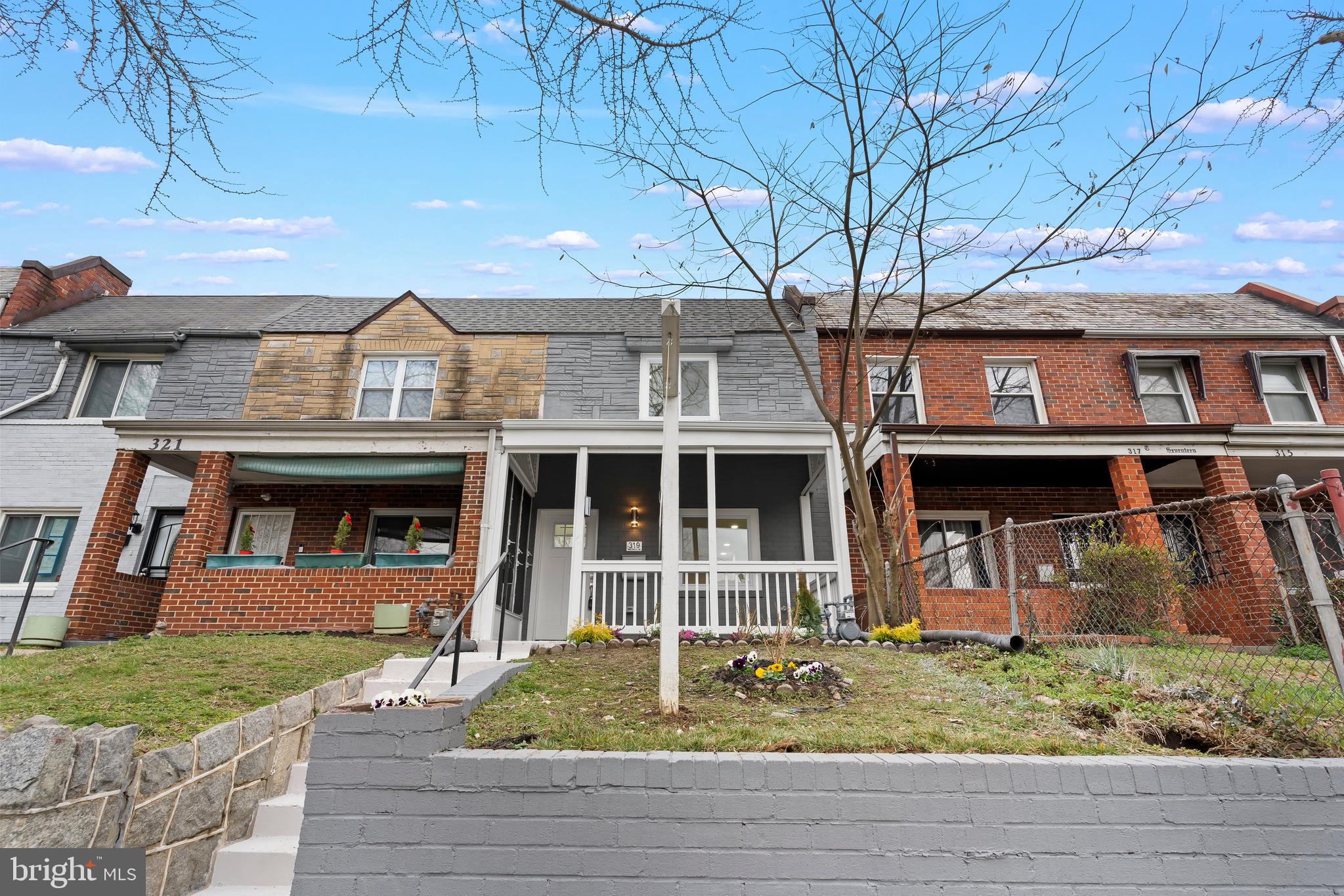 319 34th Pl NE