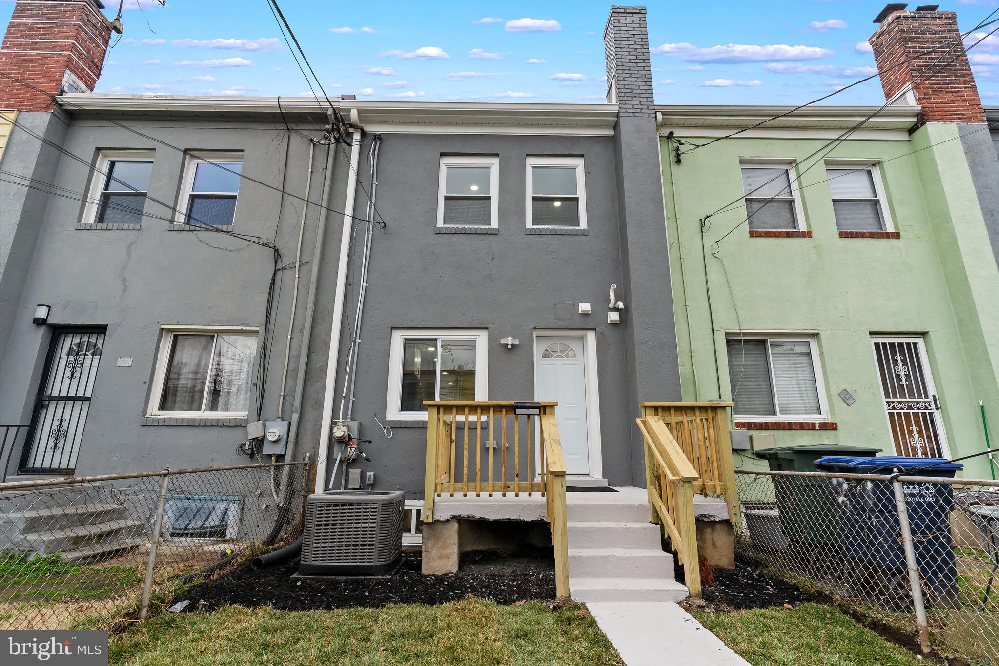 319 34th Pl NE
