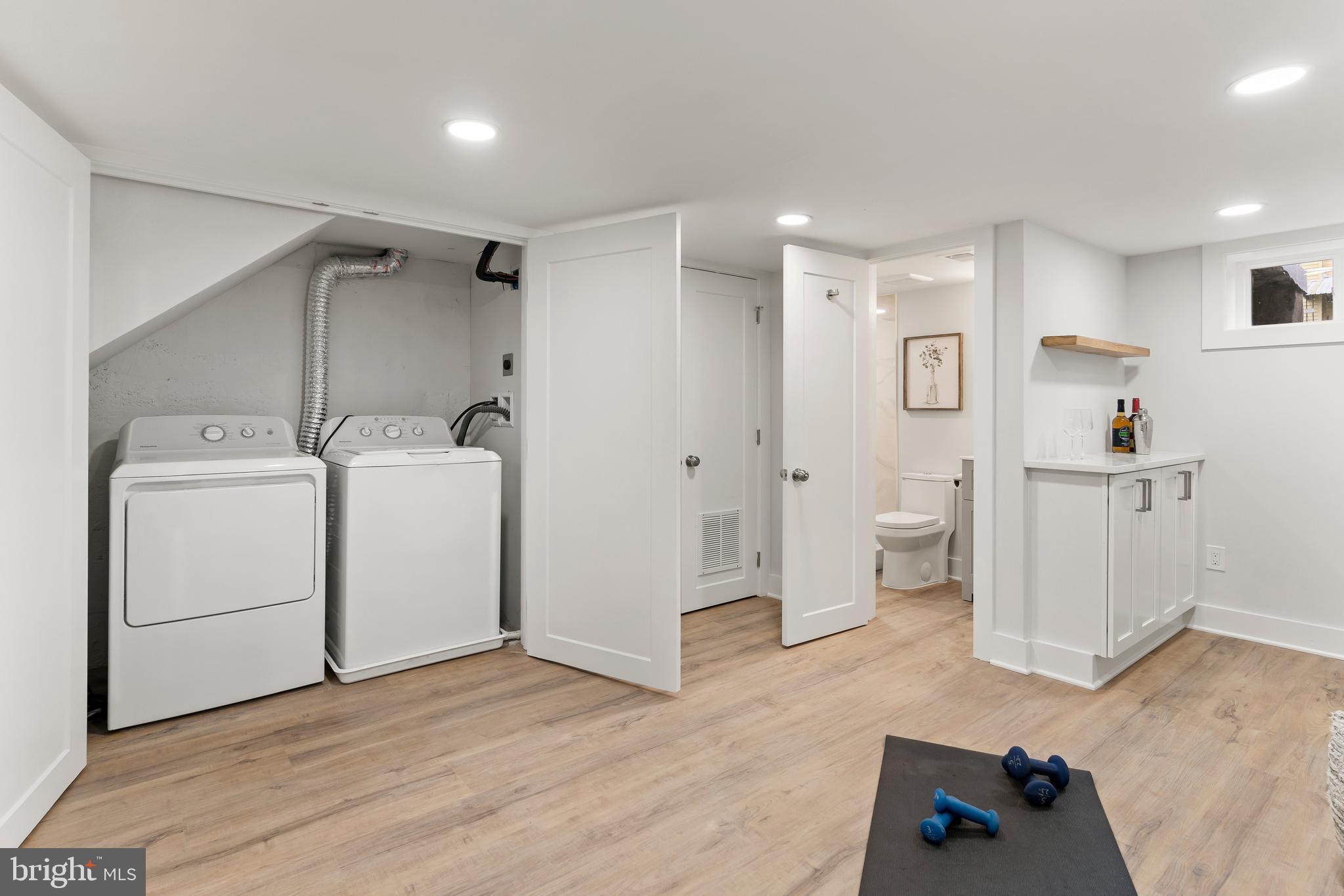 319 34th Pl NE