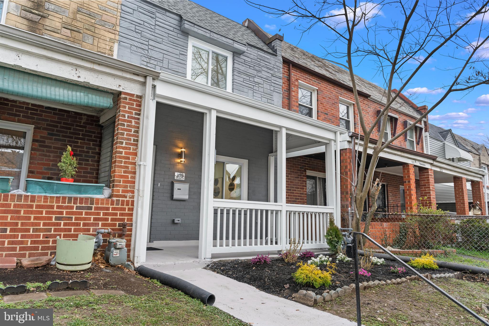 319 34th Pl NE