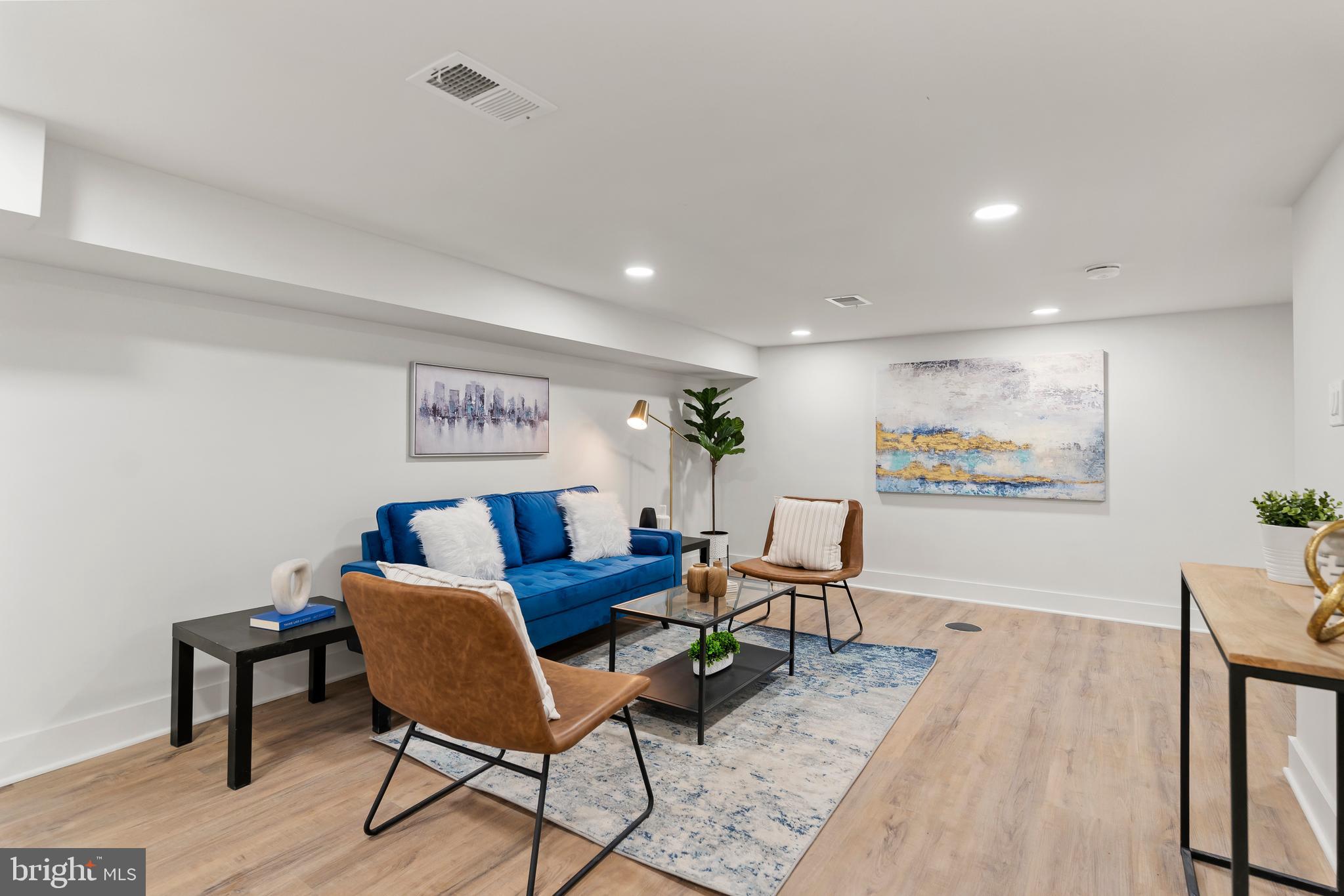 319 34th Pl NE