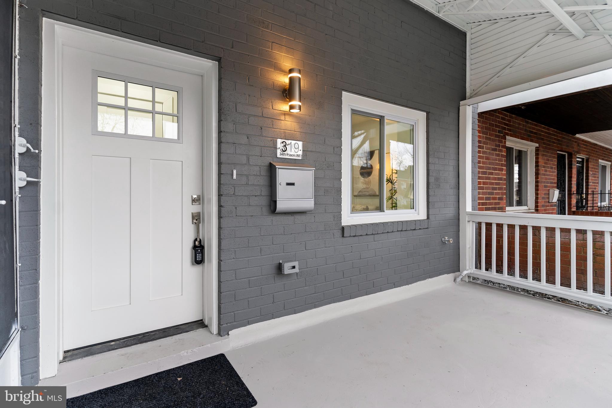 319 34th Pl NE