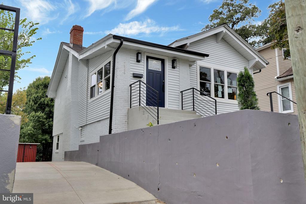 2825 Brentwood Rd NE