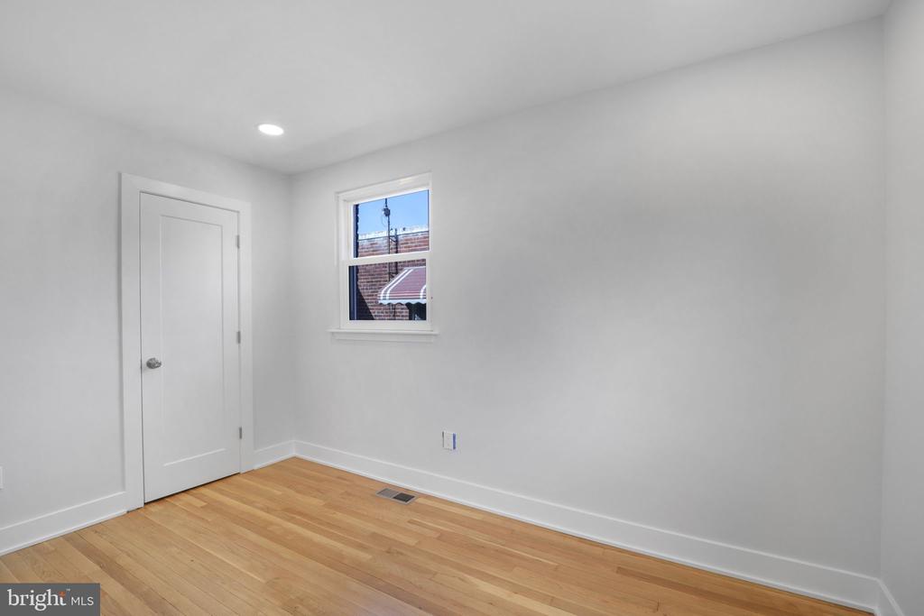 624 Madison St NE