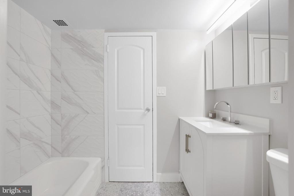 2030 F St NW #304