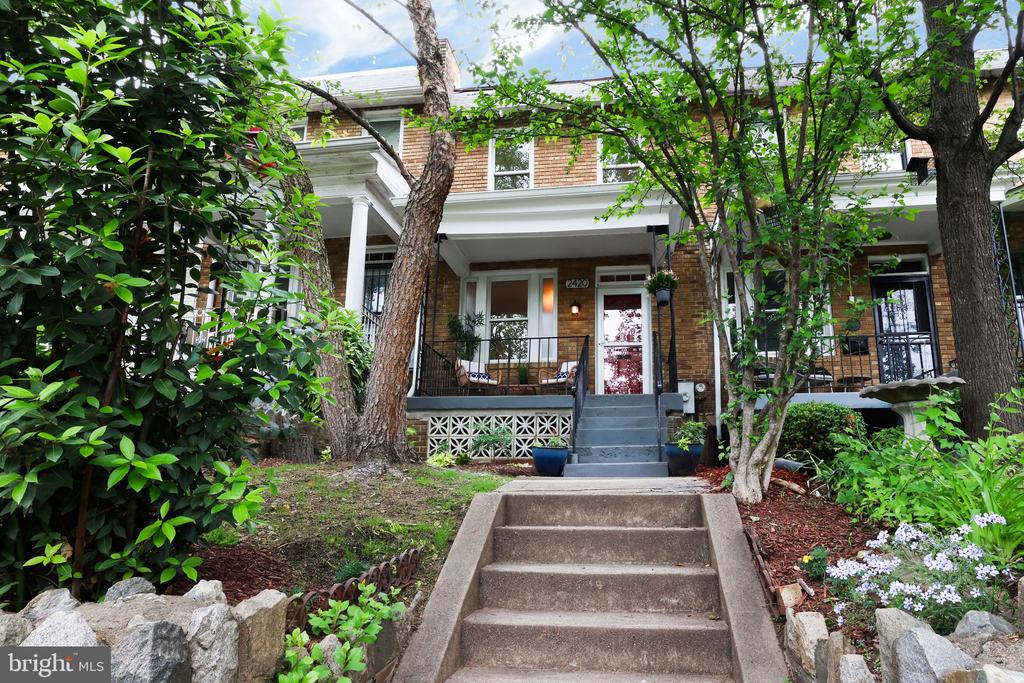 2420 2nd St NE