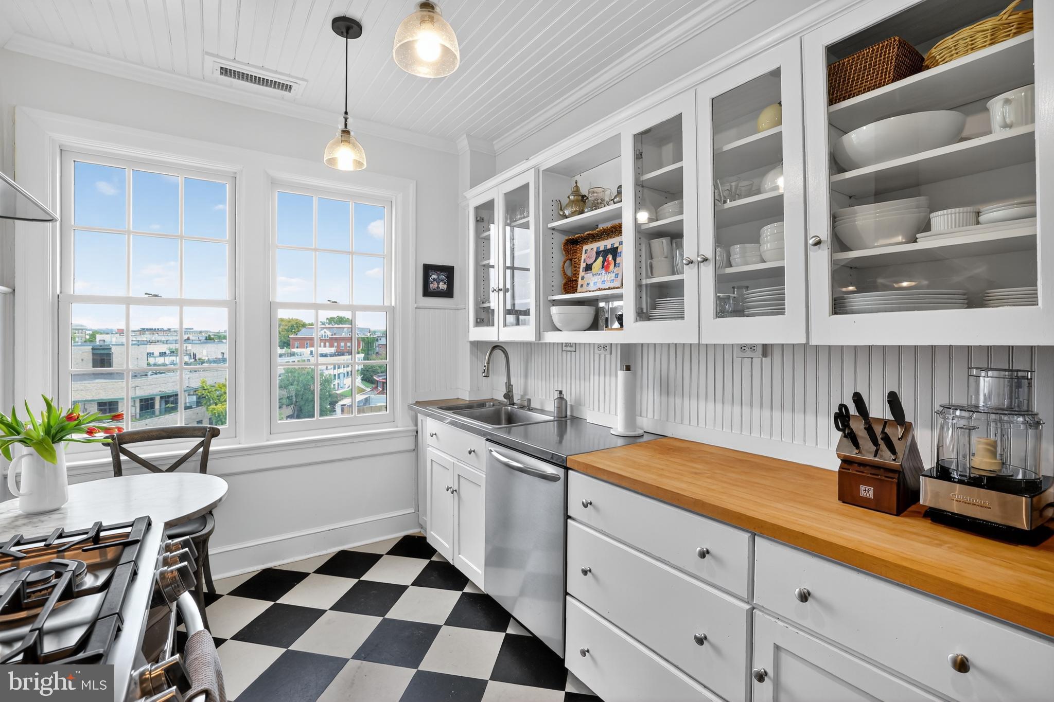 1661 CRESCENT PLACE NW