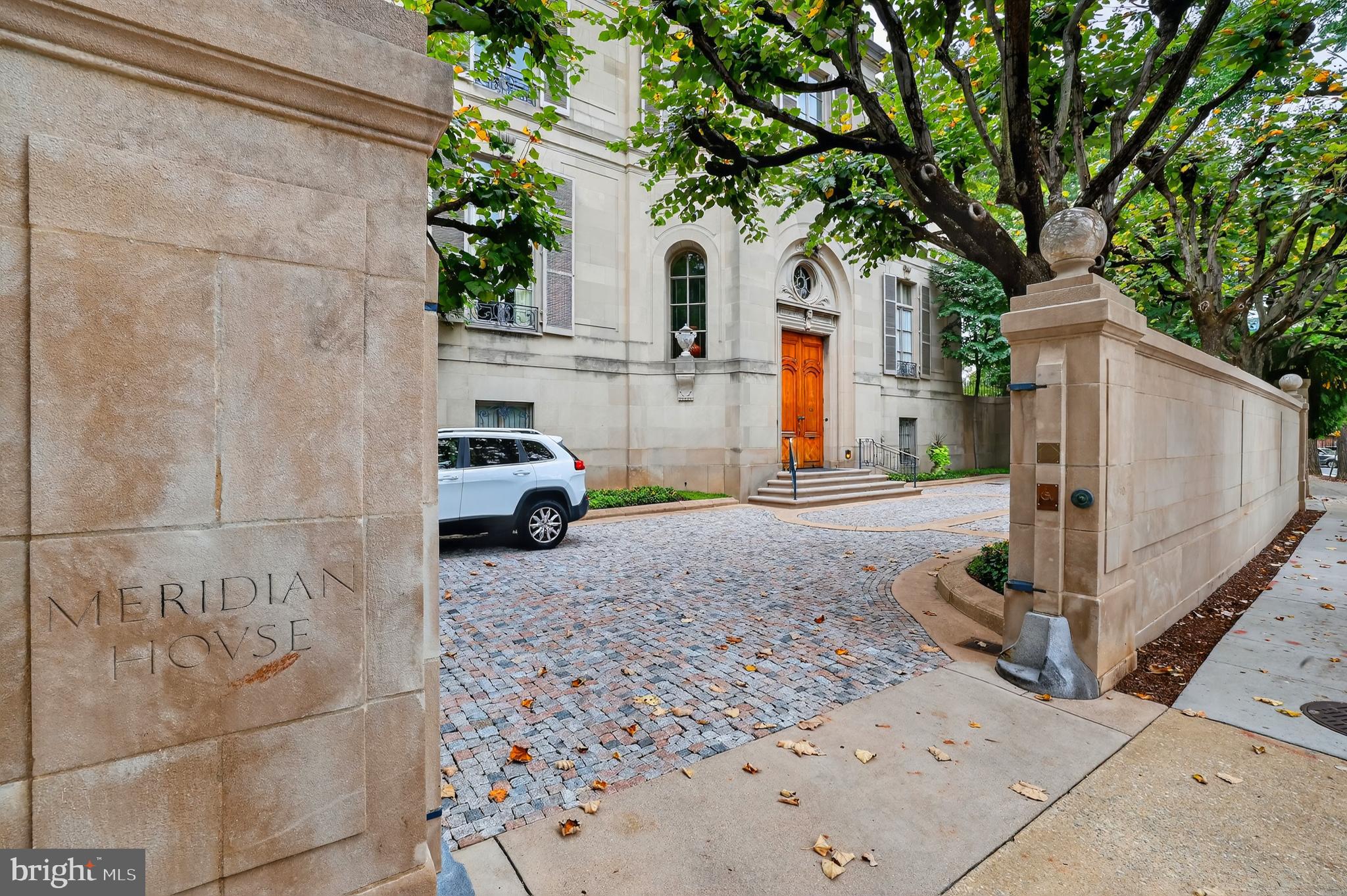 1661 CRESCENT PLACE NW