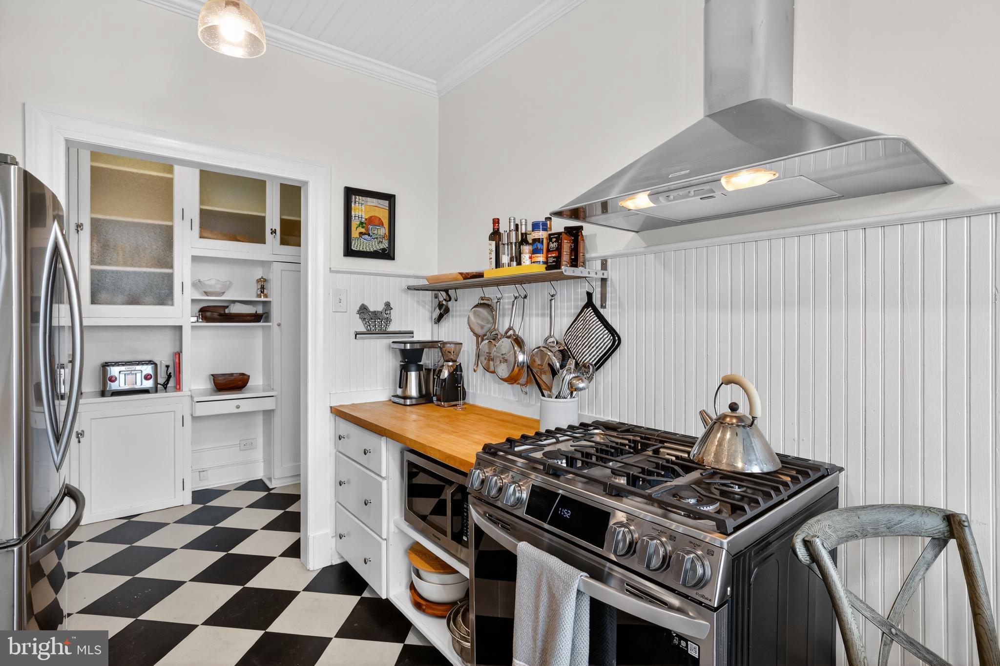 1661 CRESCENT PLACE NW