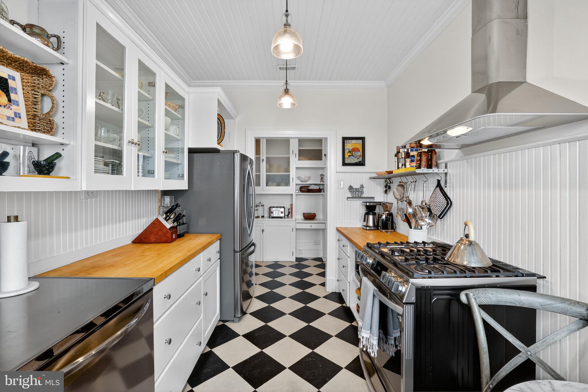 1661 CRESCENT PLACE NW