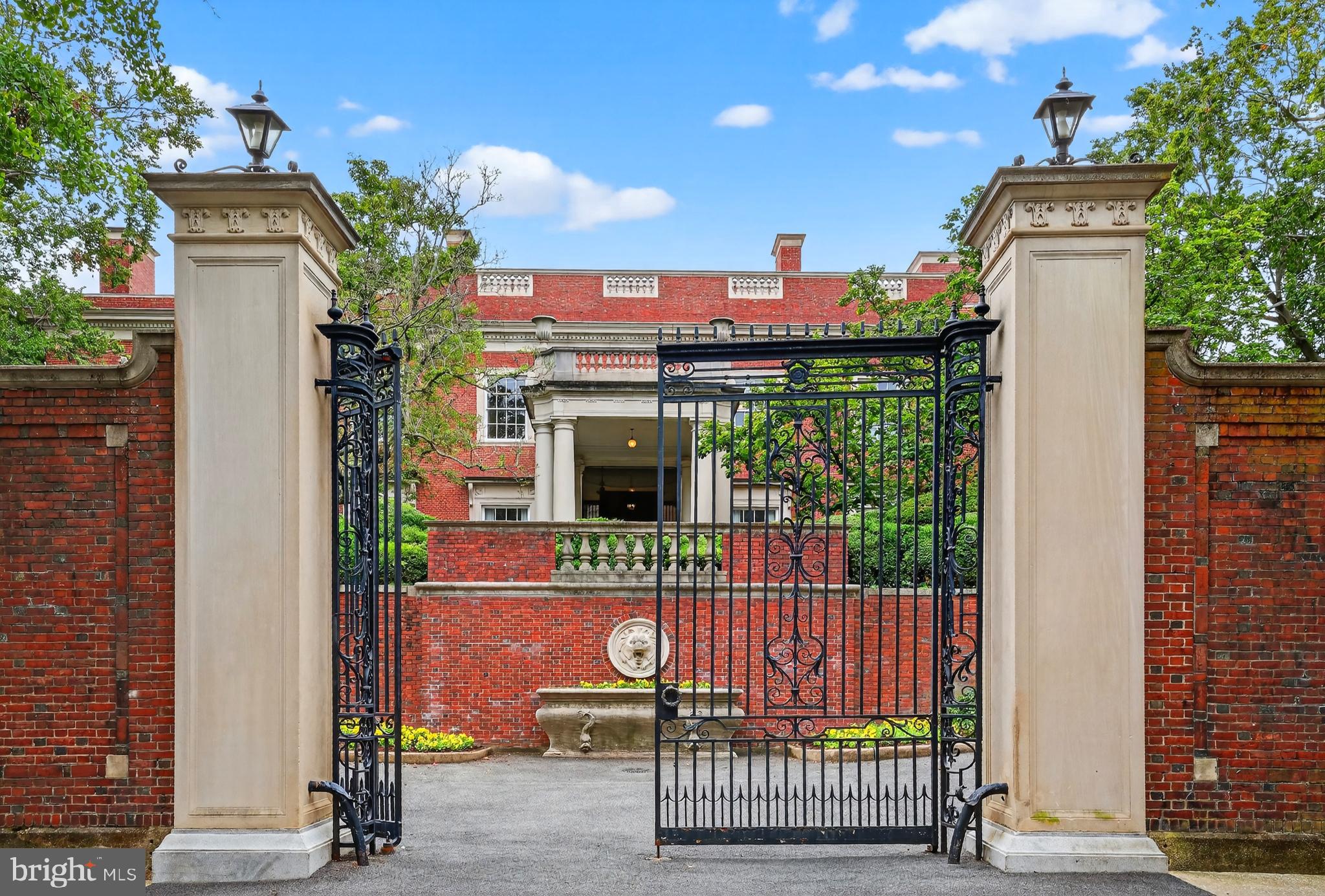 1661 CRESCENT PLACE NW