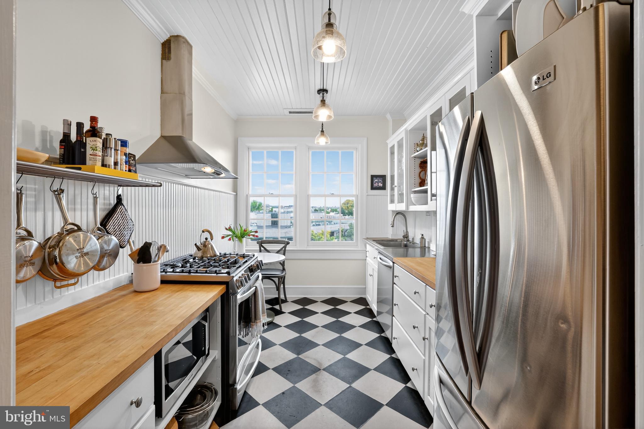 1661 CRESCENT PLACE NW