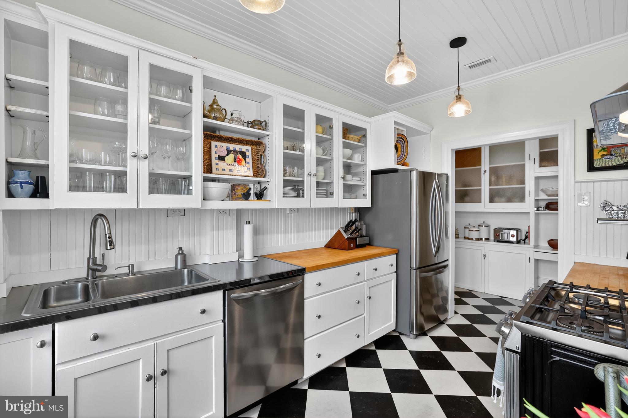 1661 CRESCENT PLACE NW