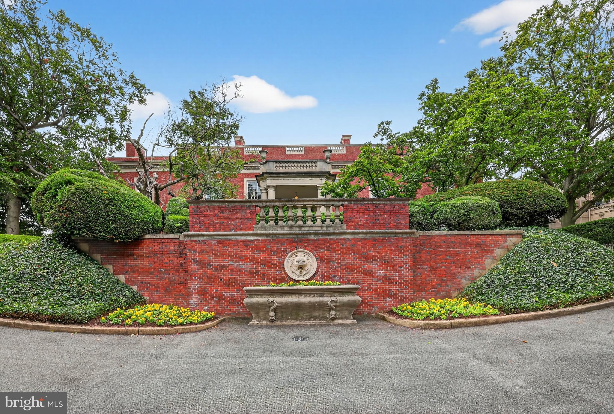 1661 CRESCENT PLACE NW