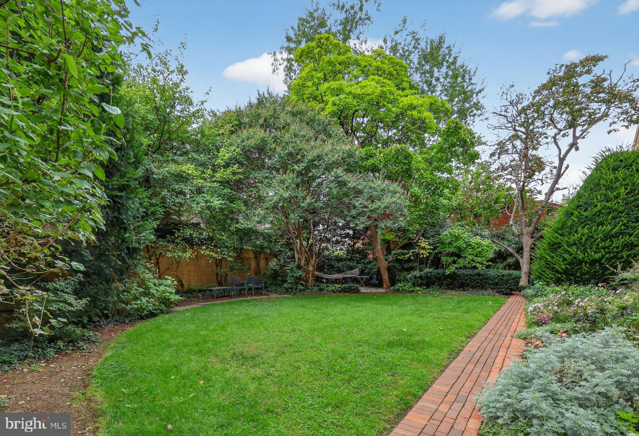 1661 CRESCENT PLACE NW