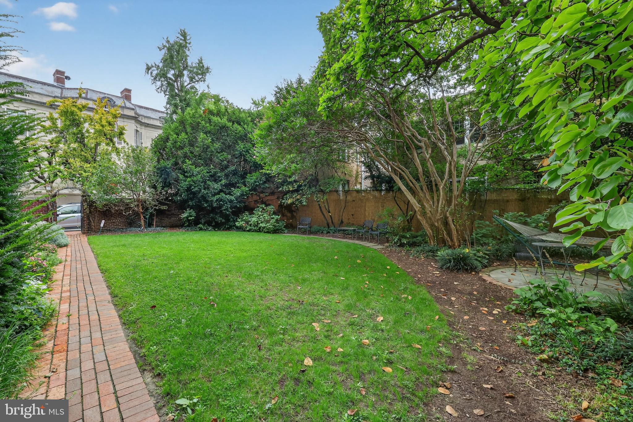 1661 CRESCENT PLACE NW