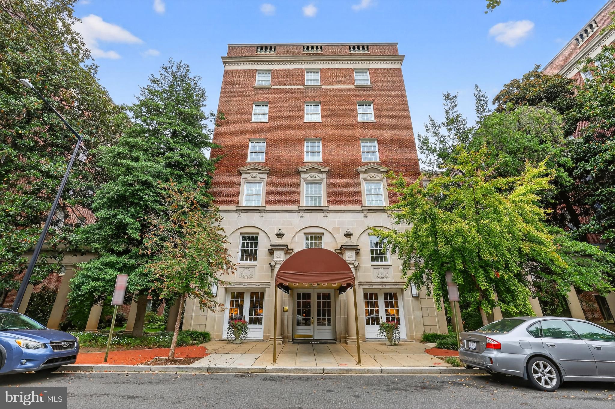 1661 CRESCENT PLACE NW