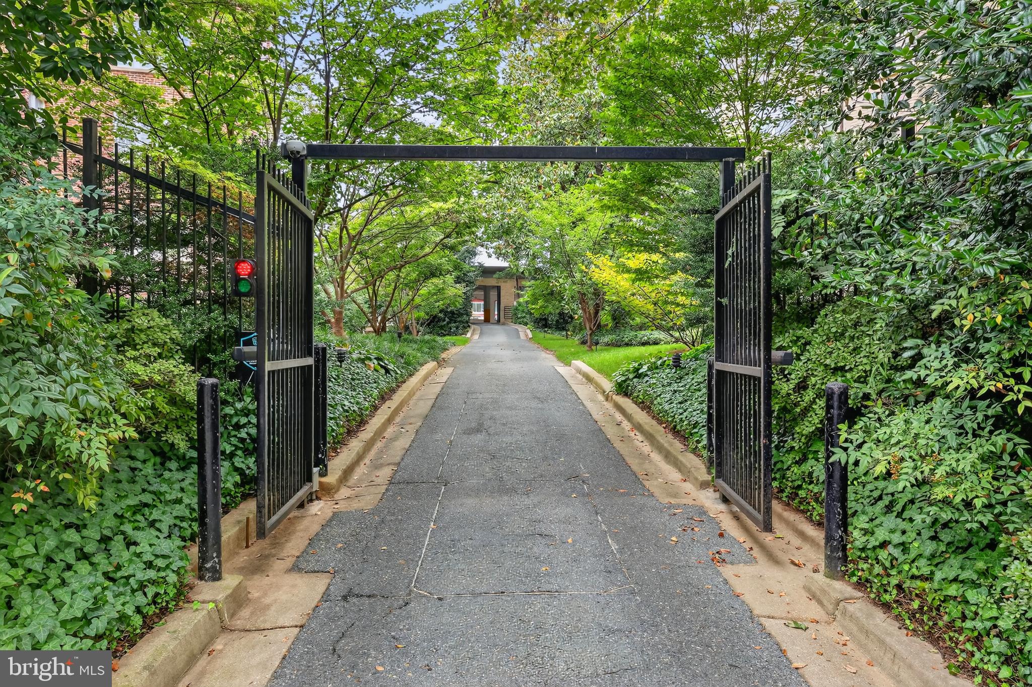 1661 CRESCENT PLACE NW