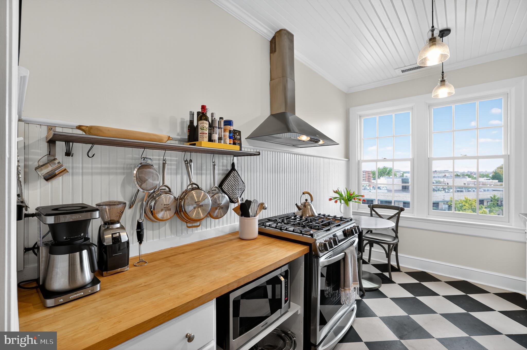 1661 CRESCENT PLACE NW