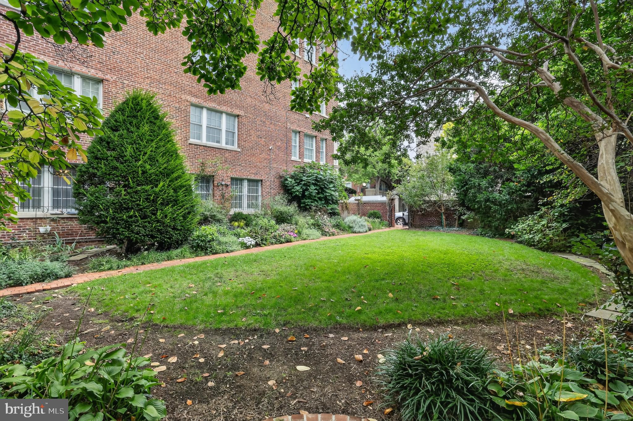 1661 CRESCENT PLACE NW