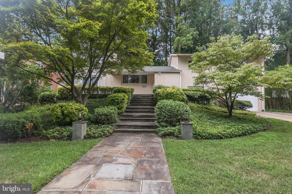 6928 WINTERBERRY LANE