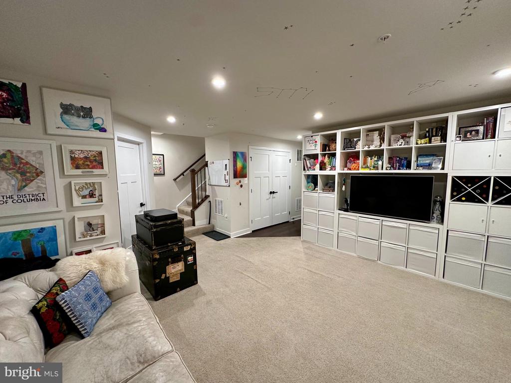 7013 VAN DUSEN RD