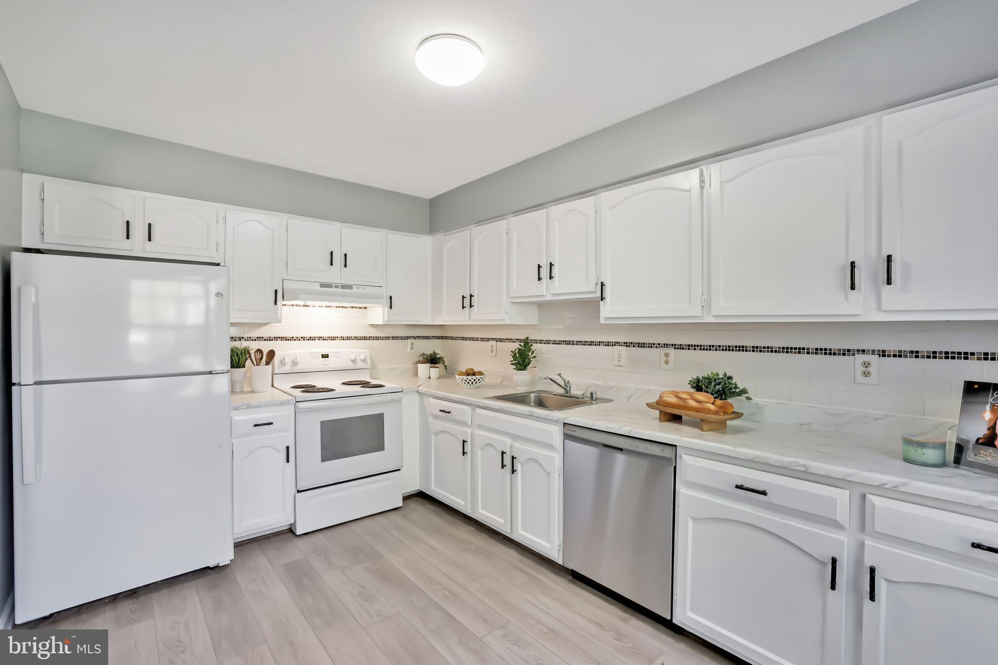 6143 GREEN HOLLOW COURT