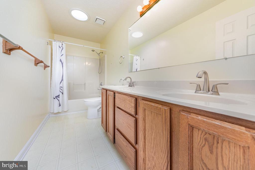 112 QUEENWOOD CT