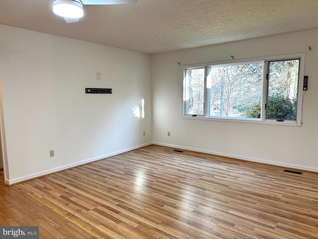 112 QUEENWOOD CT