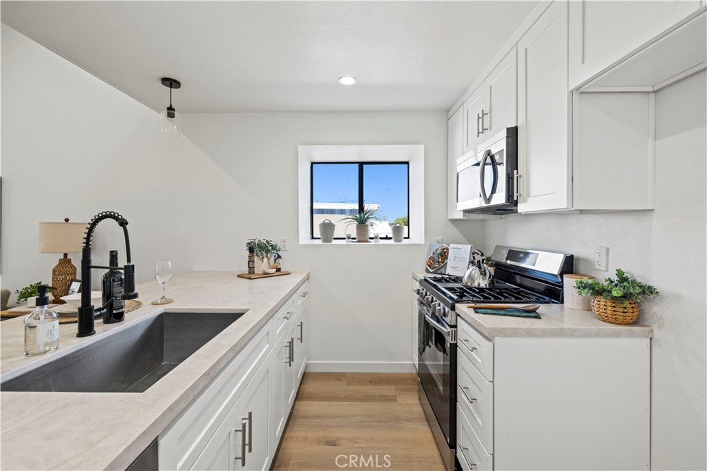 11107 Arminta Street 15