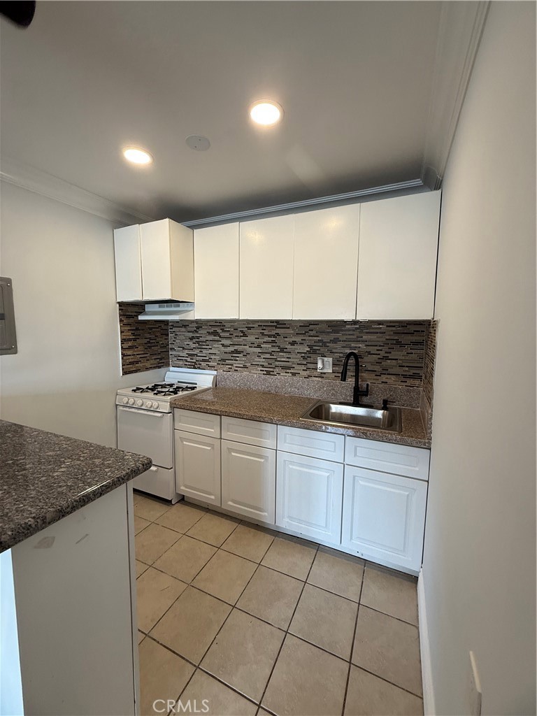 9031 Phyllis Avenue 1