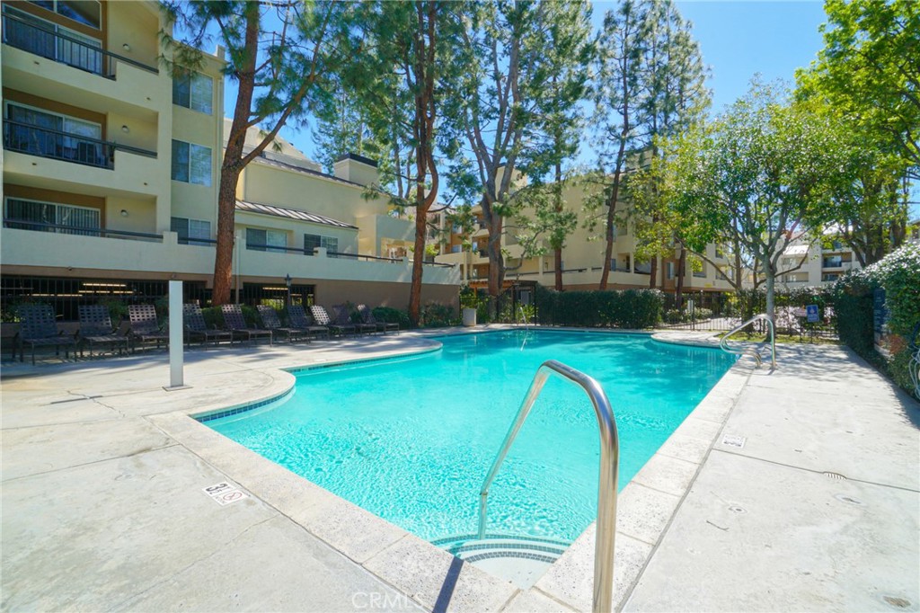 5510 Owensmouth Avenue 209