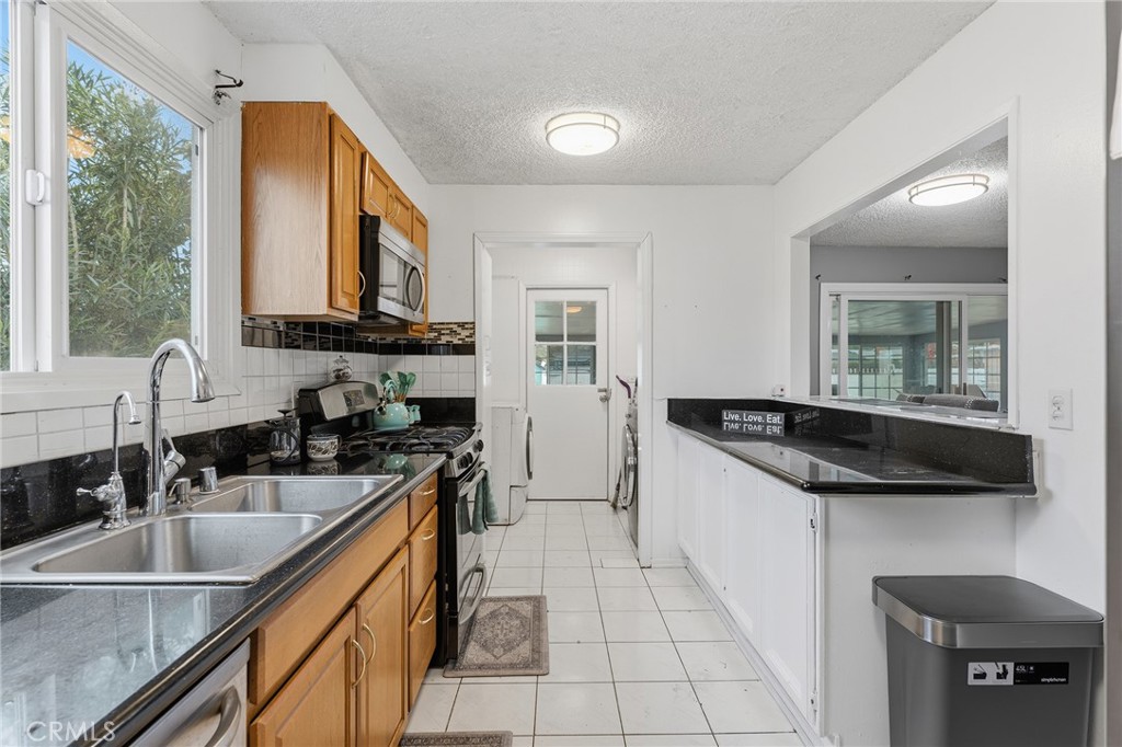 8233 Fallbrook