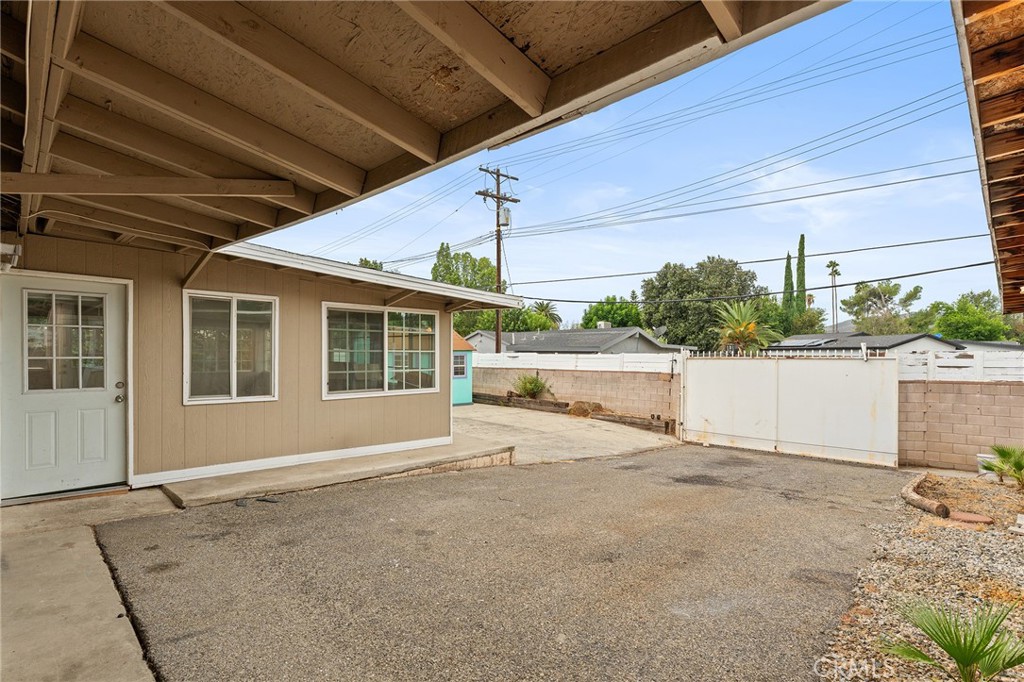 8233 Fallbrook