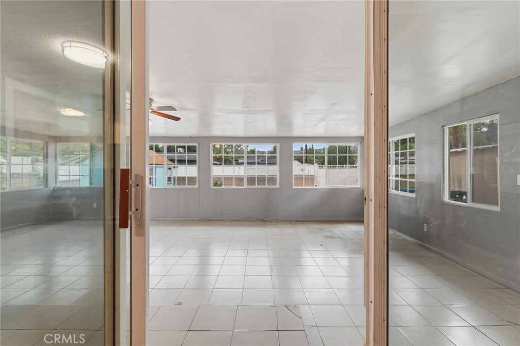 8233 Fallbrook