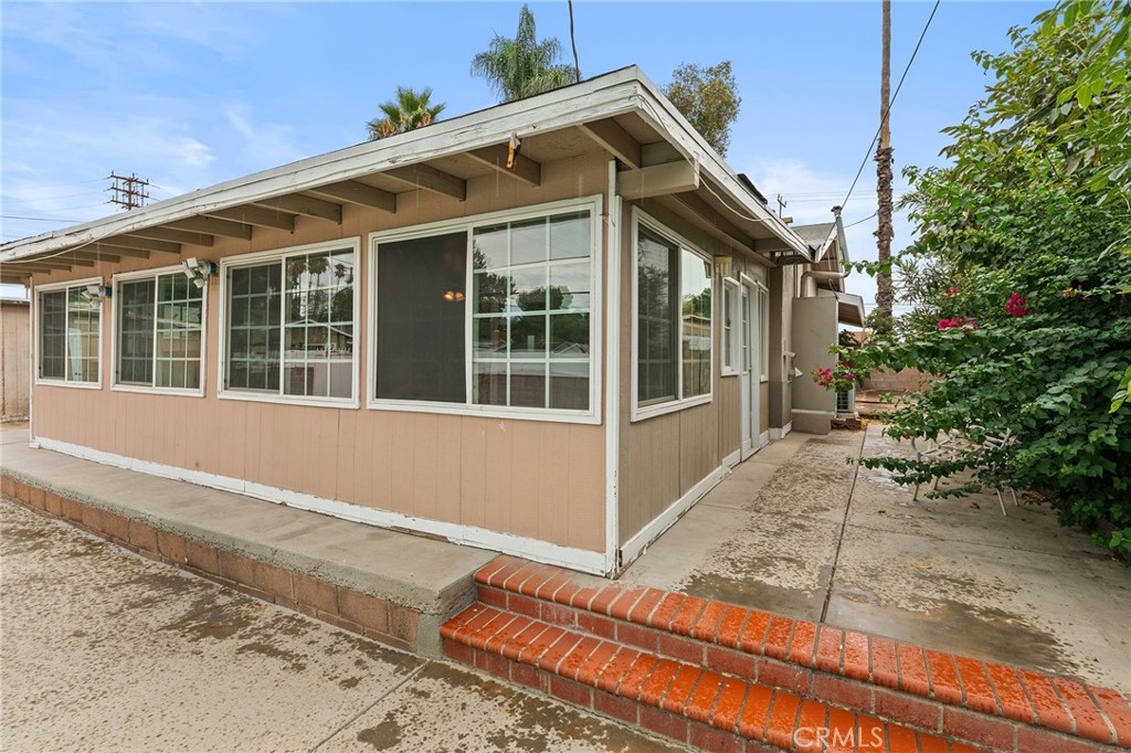 8233 Fallbrook