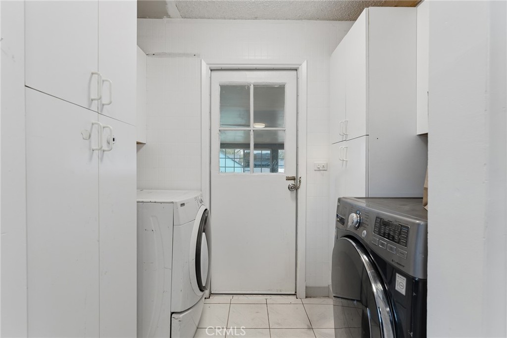 8233 Fallbrook