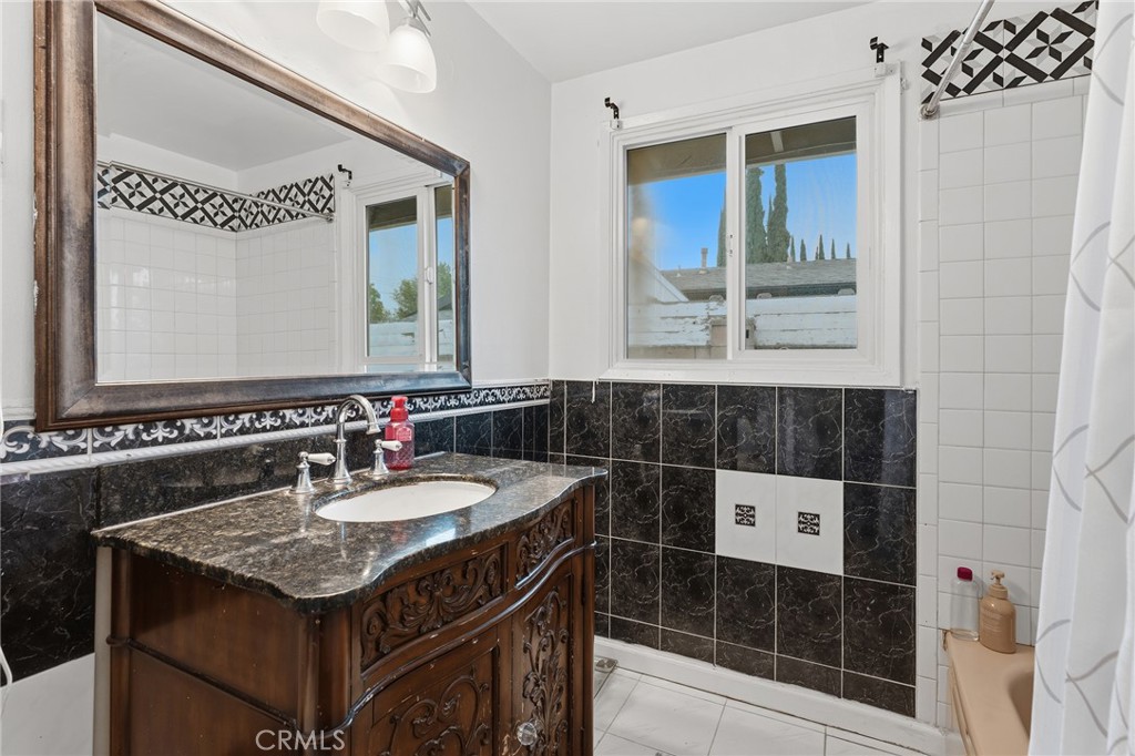 8233 Fallbrook