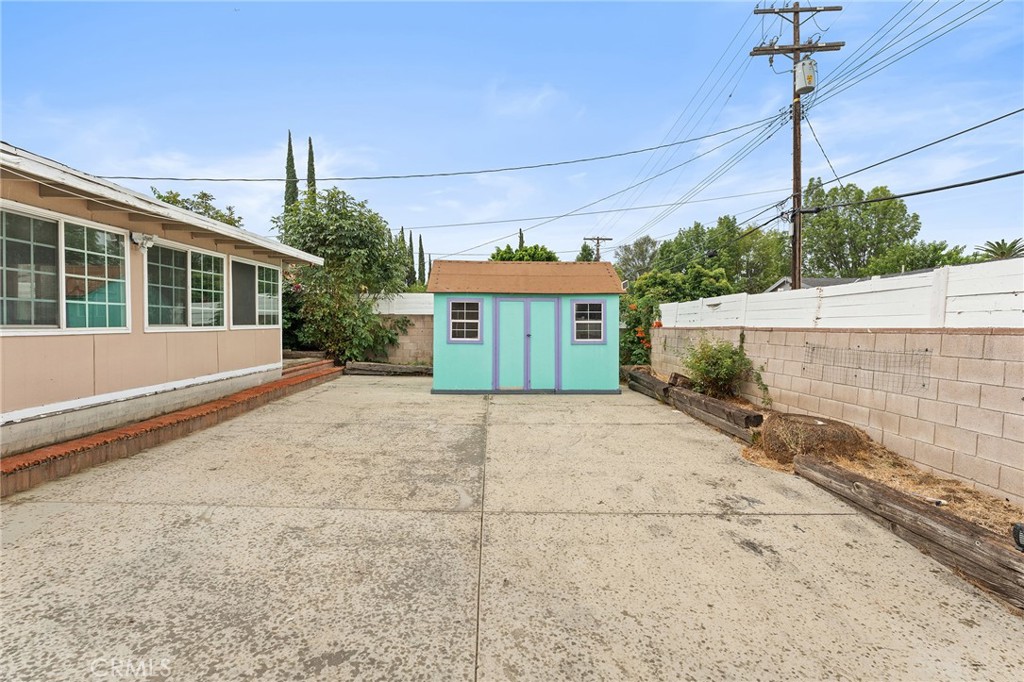 8233 Fallbrook