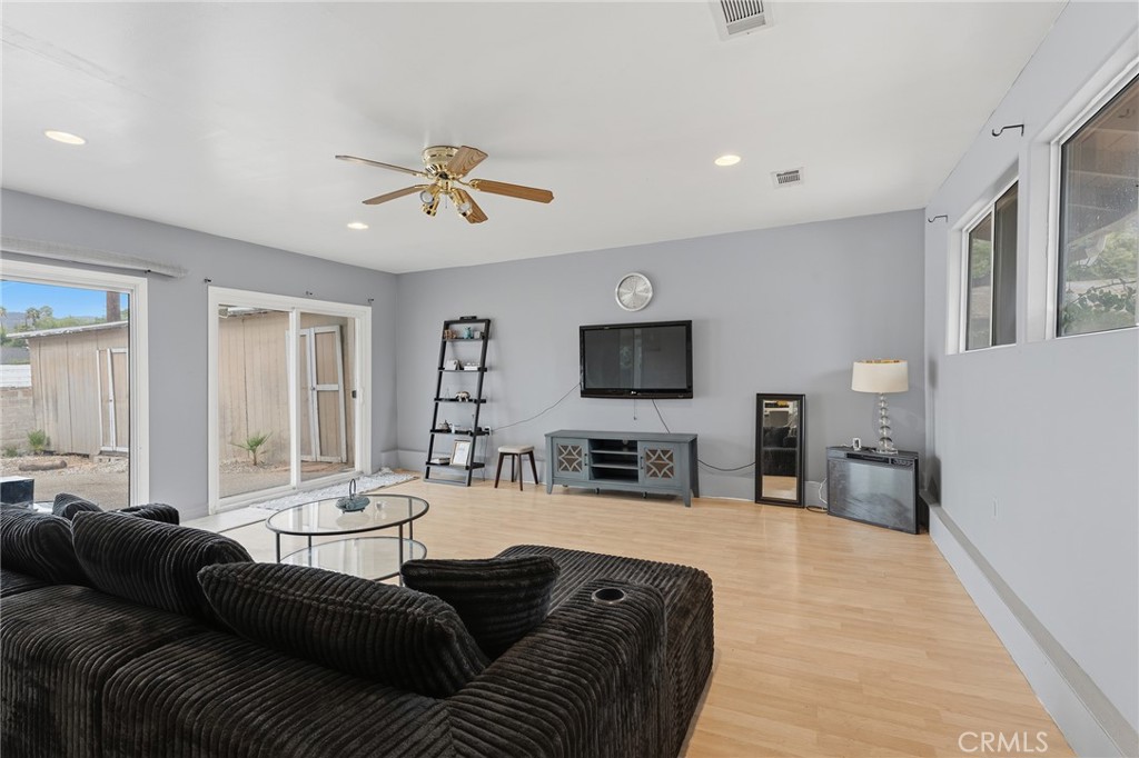 8233 Fallbrook