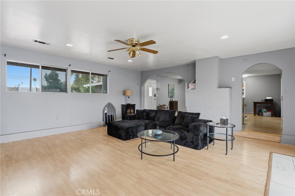 8233 Fallbrook
