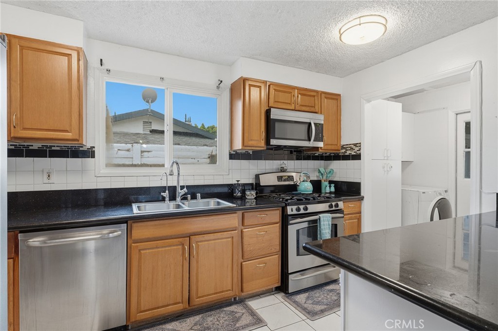 8233 Fallbrook